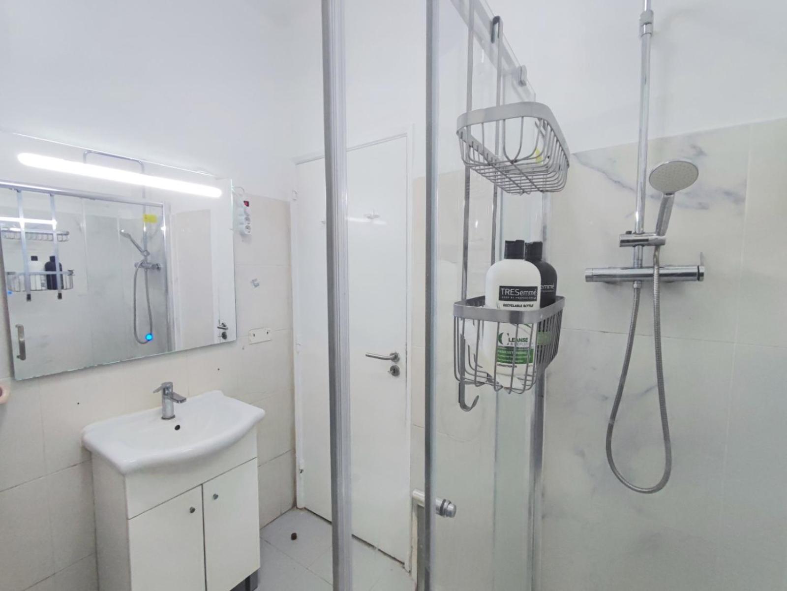 Laxuries Room For Rent โอดิเวลัส ภายนอก รูปภาพ